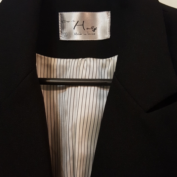 A black blazer made in Korea. - Picture 2 of 7